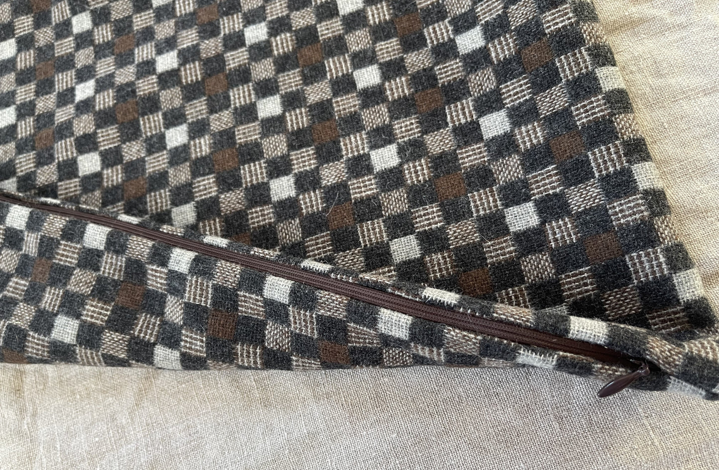 尾州 ドビー織り　長方形クッションカバー（市松　ブラウン）30cm×50cm