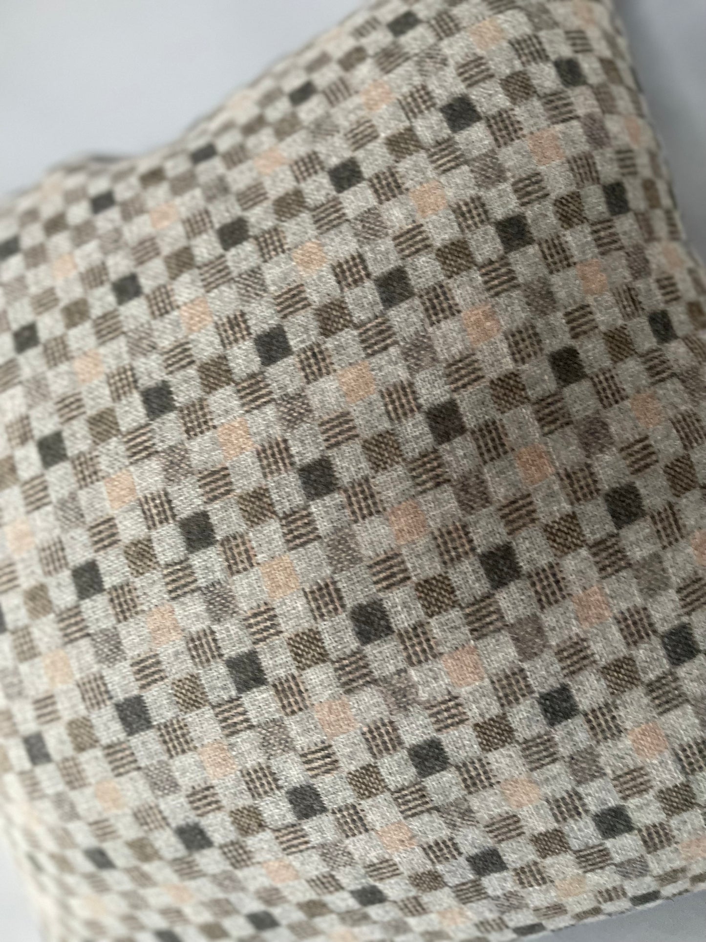 尾州 ドビー織り　正方形クッションカバー  50cm×50cm （ 市松　ライトグレー）