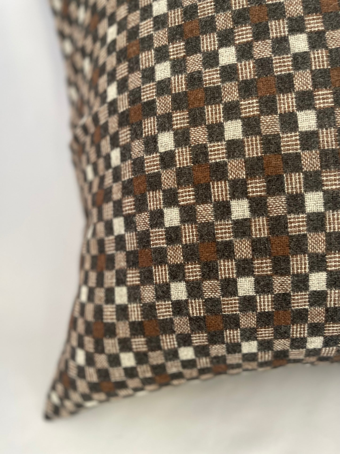 尾州 ドビー織り　正方形クッションカバー  50cm×50cm  （市松　ブラウン）