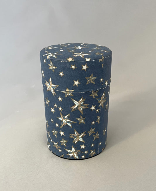 友禅和紙お茶缶 M (茶葉100g用)　ORIGAMI STAR スモークブルー/金糸目